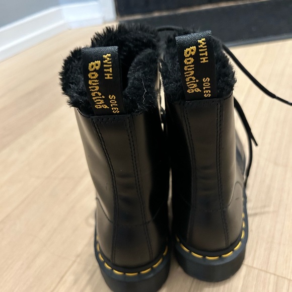 Brand new never worn 1460 SERENA Leather FAUX FUR LINED LACE UP BOOTS - Picture 4 of 5